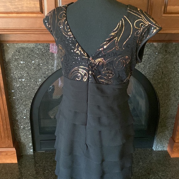 Black dress with scalloped skirt & gold design sequence….classy, 8 🌺 - Picture 6 of 7